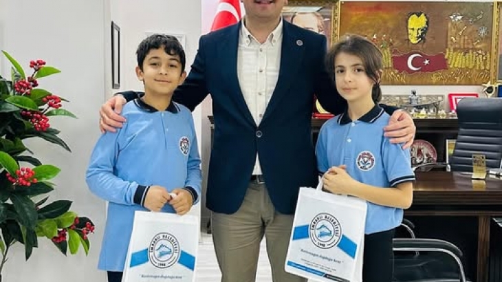 Asım Özden Yatılı Bölge Ortaokulu 6/B Sınıfı Öğrencileri Eymen Demirer’e ve Ada Nehir İyidoğan’a ziyaretleri ve sorumluluk bilinciyle yürüttükleri proje çalışmaları için teşekkür ediyorum.