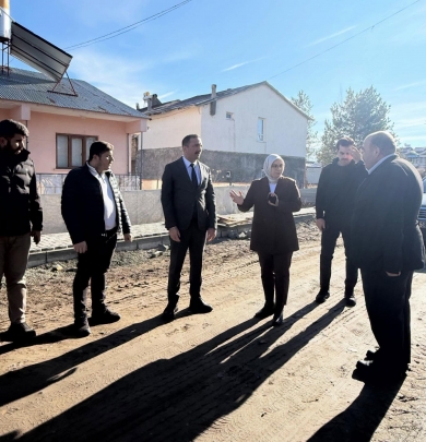 Kıymetli Kaymakamımız Fatma Bayalan ve birim müdürlerimiz ile birlikte; Hamditabat Caddesi ile D200 Karayolu’nu birbirine bağlayan Albayrak Caddesi’nde başlattığımız asfalt ve kaldırım çalışmalarını inceledik.