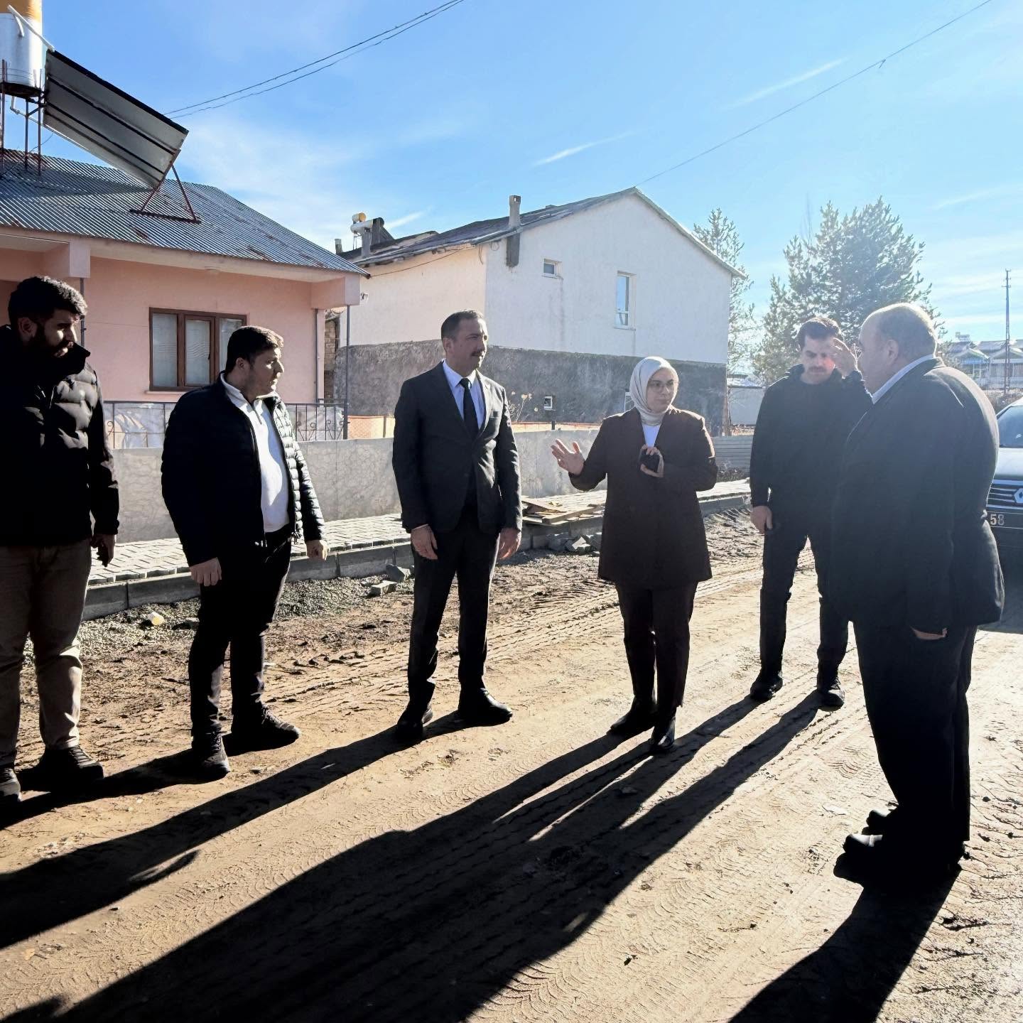 Kıymetli Kaymakamımız Fatma Bayalan ve birim müdürlerimiz ile birlikte; Hamditabat Caddesi ile D200 Karayolu’nu birbirine bağlayan Albayrak Caddesi’nde başlattığımız asfalt ve kaldırım çalışmalarını inceledik.